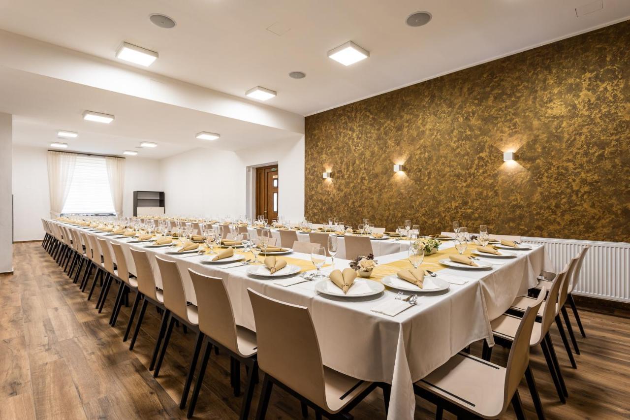 Hotel Jordanek Opočno Extérieur photo