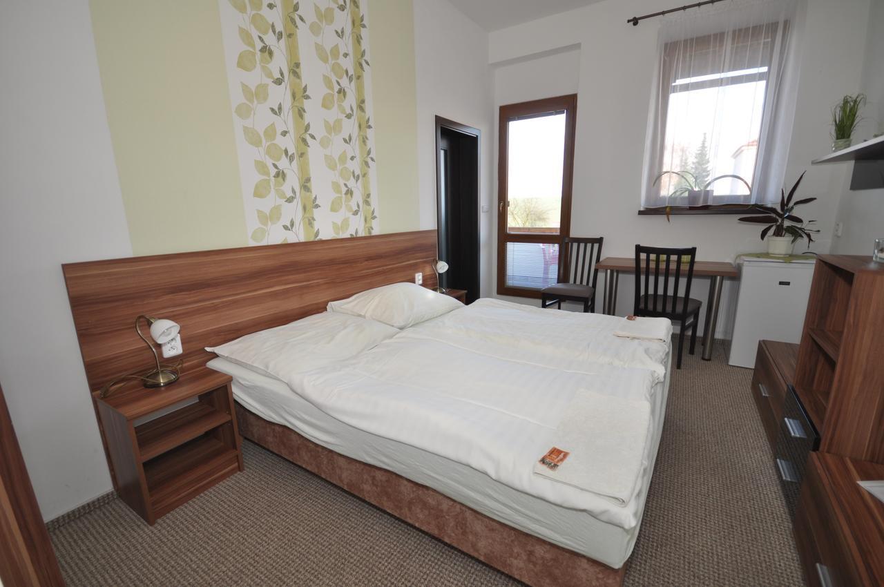 Hotel Jordanek Opočno Extérieur photo